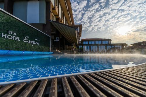 Bazén v ubytování Spa Hotel Ezeretz Blagoevgrad nebo v jeho okolí