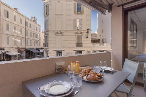 une table avec une assiette de nourriture sur un balcon dans l'établissement 
