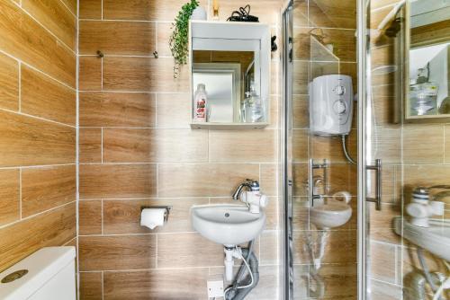 bagno con lavandino e doccia di Chapel Market Apartment a Londra