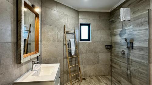 uma casa de banho com um lavatório e um chuveiro em Mourisca by Check-in Portugal em Vilamoura