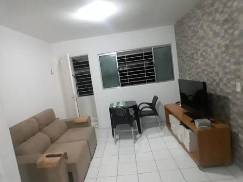 uma sala de estar com um sofá e uma mesa em House no Rio de Janeiro
