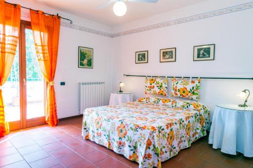 a bedroom with a bed and a table at Villa Donnafugata in Santa Domenica