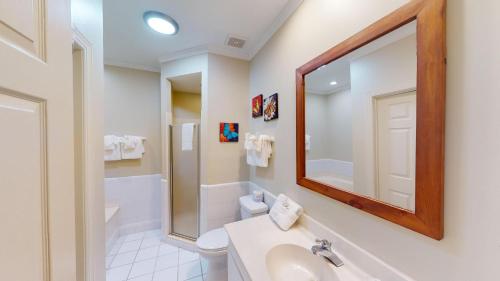 een badkamer met een wastafel, een toilet en een spiegel bij Golfers Paradise 3 BR Villa on the 9th Fairway in Pawleys Island