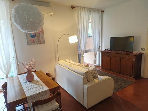 sala de estar con sofá blanco y mesa en BlancoHouse Viale Ceccarini, en Riccione