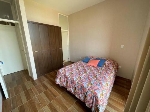 - une chambre avec un lit et du parquet dans l'établissement Departamento bonito en Tarapoto, à Tarapoto