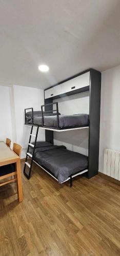 מיטה או מיטות קומותיים בחדר ב-Apartamento Laia con máquina recreativa