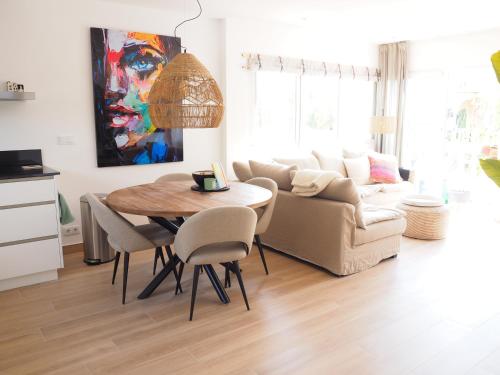 - un salon avec une table et un canapé dans l'établissement Casa Narú Albir, duplex appartement met ruim terras en buitenkeuken, à Albir