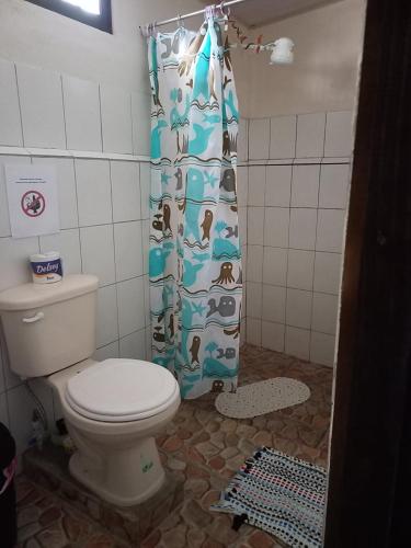 e bagno con servizi igienici e tenda per la doccia. di Nick's Place Room #1 a Pavones