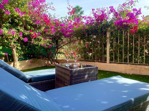 Casa Isabel, with a shared poolにある庭
