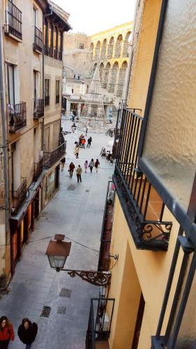 een uitzicht over een straat met een eiffeltoren bij Hostal segovia adults only in Segovia
