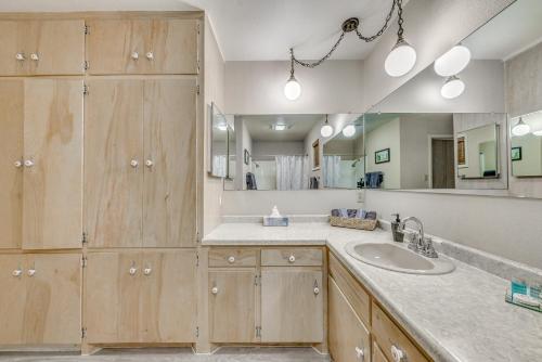 Φωτογραφία από το άλμπουμ του Ruidoso Cabin with Hot Tub about 2 Mi to Grindstone Lake σε Ruidoso