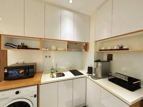 Gallery image of Seaside Pool View Studio Apartment at Kota Kinabalu City Centre in Kota Kinabalu