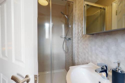 a bathroom with a shower and a sink at The Oxford Lodge - Ensuite Rooms in Oxford