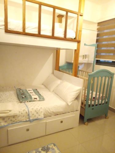 Bunk bed o mga bunk bed sa kuwarto sa Lotus View Apartment Colombo