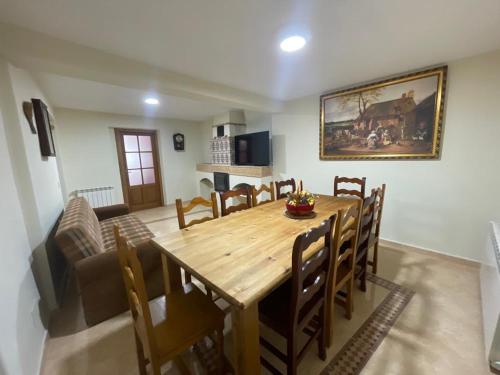 a dining room with a wooden table and chairs at Casa Calderón de Medina lV in Siete Iglesias de Trabancos