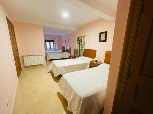 una camera d'albergo con due letti e una finestra di Casa Calderón de Medina lV a Siete Iglesias de Trabancos