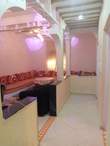 een woonkamer met een bank en een tafel bij تجزئة البلغيتي أزرو in Azrou