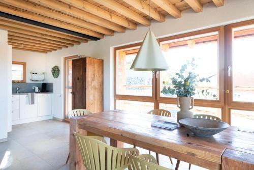 una sala da pranzo con tavolo e sedie in legno di Chalet Buron 7 a Kaufbeuren