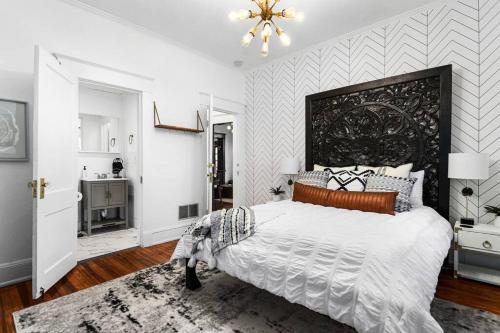- une chambre avec un grand lit et une tête de lit noire dans l'établissement Modern Midtown Getaway - Luxury Chic Unit ✧, à Atlanta