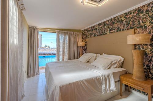 ロス・クリスティアーノスにあるVilla 4bed private pool en Los Cristianosのベッドルーム1室(ベッド1台付)が備わります。