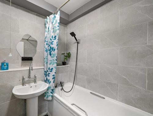 Bilik mandi di Impeccable 1-Bed Apartment in London