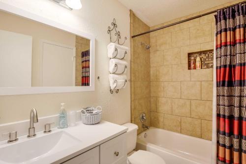 y baño con lavabo, bañera y aseo. en Sunny San Antonio Home with Backyard and Patio!, en San Antonio