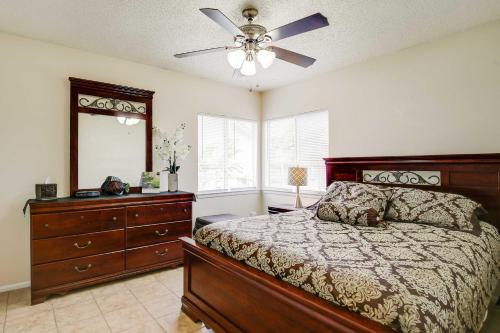1 dormitorio con cama, tocador y espejo en Sunny San Antonio Home with Backyard and Patio!, en San Antonio