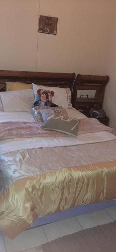 un letto in una camera da letto con di Klinkenberg Gardens Apartment Pretoria Central a Pretoria