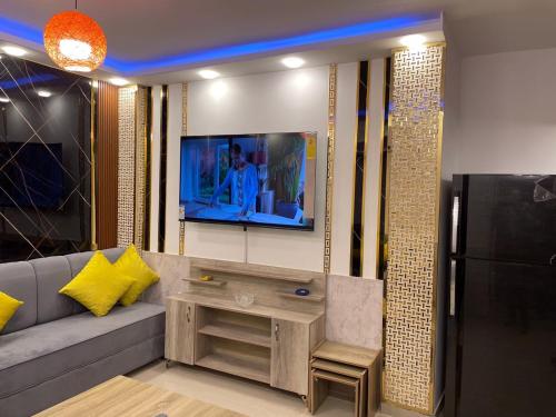 a living room with a couch and a tv at شركة مسايا لشقق المفروشة in Irbid