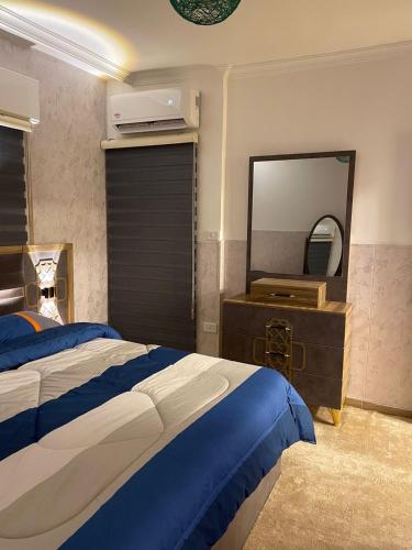 a bedroom with a large bed and a mirror at شركة مسايا لشقق المفروشة in Irbid