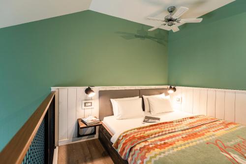 um quarto com uma cama e uma ventoinha de tecto em Beach Motel St. Peter-Ording em Sankt Peter-Ording