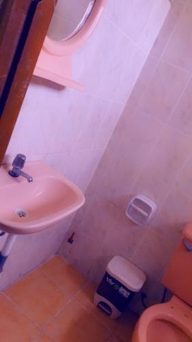 ein Bad mit einem Waschbecken und einem WC in der Unterkunft HOTEL VISTA HERMOSA in Trujillo