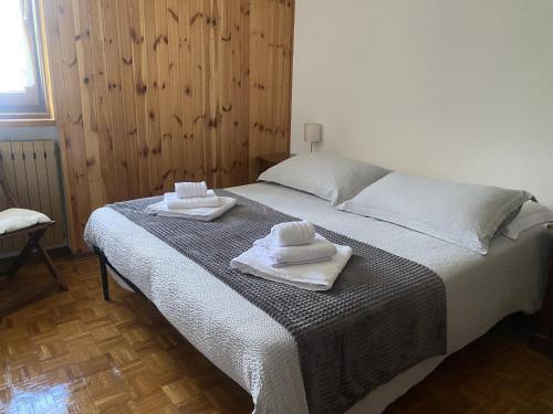 a bedroom with a bed with two towels on it at Maison Le Cré Appartamento 4 in Introd