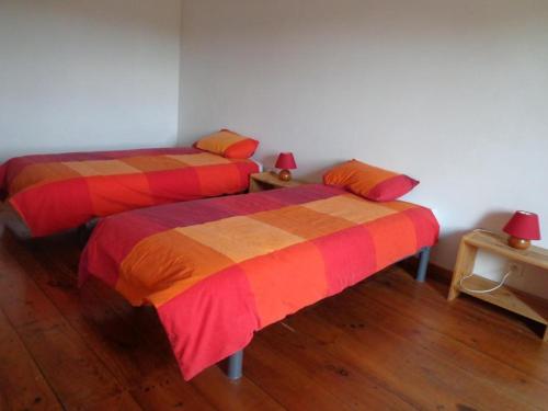 two beds sitting next to each other in a room at Laborde in Mimbaste