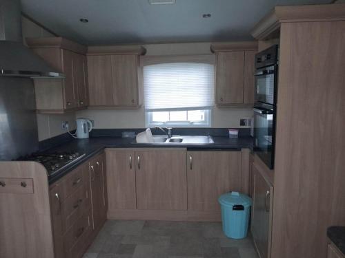 Η κουζίνα ή μικρή κουζίνα στο 8 Berth caravan Palm Grove 86 golden palm Chapel St Leonards