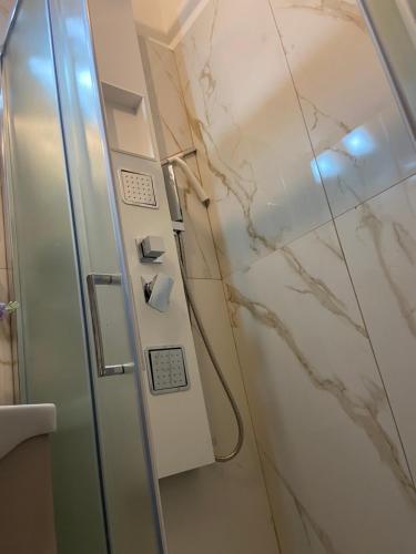 bagno con doccia e porta in vetro di La Collina a Salerno
