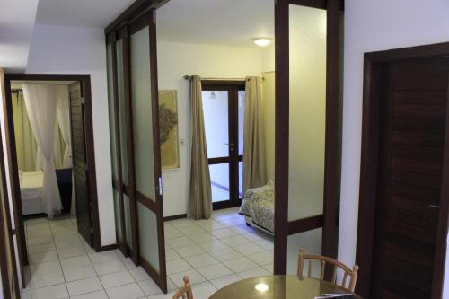 a living room with a table and a mirror at Sunbrazil Hotel - Antigo Hotel Terra Brasilis in Natal