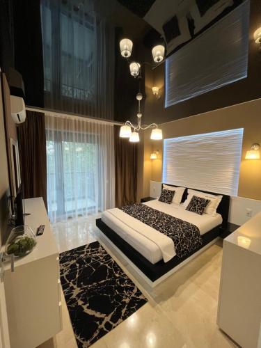 1 dormitorio con cama extragrande y ventana grande en Sas 1 Luxury Apartments, en Mamaia