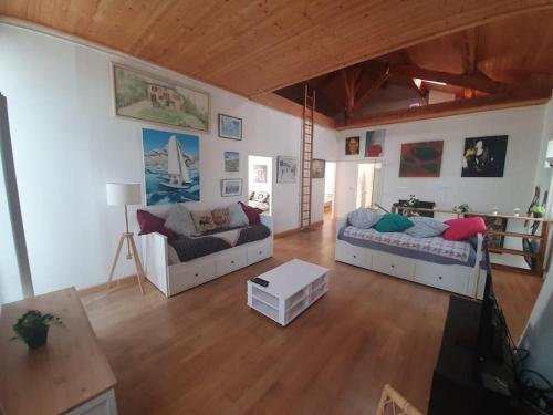 En eller flere senge i et værelse på La Maison Rose sur le Port