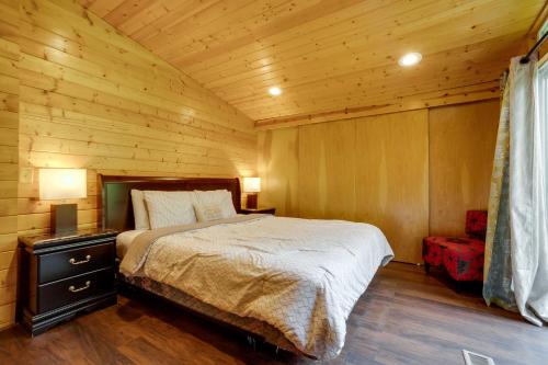 een slaapkamer met een bed in een houten hut bij Brookings Home with Deck, half Mi to Harris Beach! in Brookings