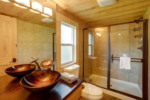 een badkamer met 2 wastafels en een douche bij Brookings Home with Deck, half Mi to Harris Beach! in Brookings