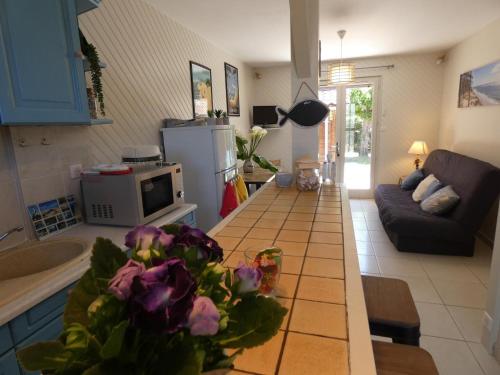 une cuisine et un salon avec un canapé et une table dans l'établissement Escapade oceane, à Vielle-Saint-Girons