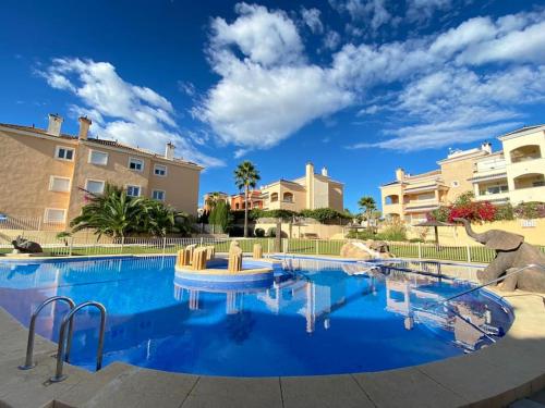 Excelente Duplex en Altaona golf resort-piscinas في مورسية: مسبح بمياه زرقاء في منتجع