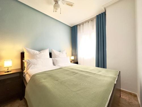 - une chambre avec un grand lit et une fenêtre dans l'établissement Playa del Cura, 2 Min zum Strand, Zentral, Kostenlos Parken, à Torrevieja