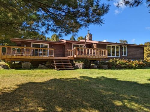 Casa de madera grande con patio grande en South Bay Runaway Cottage, en Lakefield