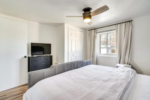 um quarto com uma cama, uma televisão e uma janela em Updated Pueblo Vacation Rental Near Riverwalk! em Pueblo