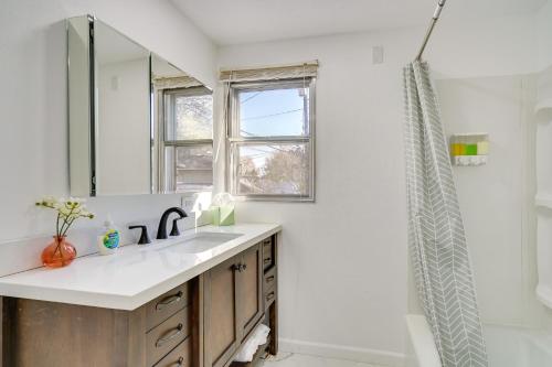uma casa de banho com um lavatório e um chuveiro em Updated Pueblo Vacation Rental Near Riverwalk! em Pueblo