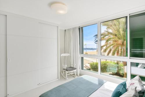 sypialnia z łóżkiem i dużym oknem w obiekcie Beachfront Apartment Las Burras MRA 02 w mieście San Agustin
