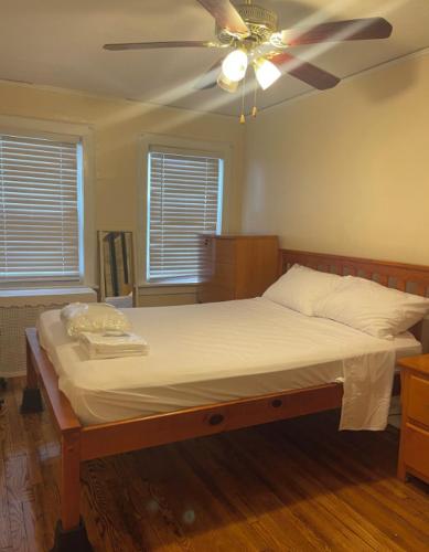 Un pat sau paturi într-o cameră la Trendy 2BR apartment in NYC!