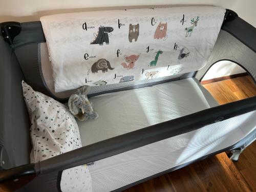 Una cama con una cuna con animales. en Apartment Wien West en Viena